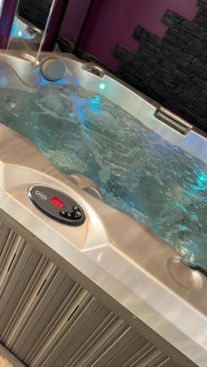 Douceur d’une nuit (studio avec jaccuzi privatif)